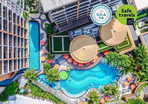 卡塔海灘的住宿－The Beach Heights Resort SHA Plus，享有度假村游泳池的顶部景致