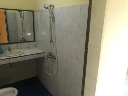Bilik mandi di Hotel Pelita Terang