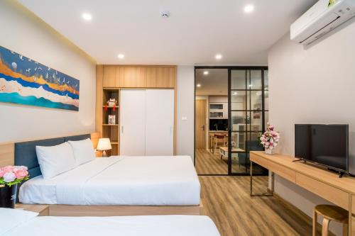 Fukurai Hotel & Apartment 2 Ha Noi tesisinde bir odada yatak veya yataklar