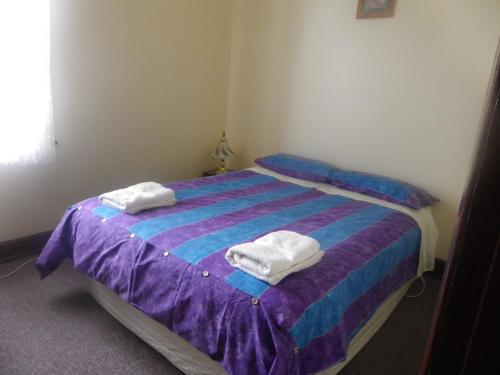- une chambre avec un lit et 2 serviettes dans l'établissement Gallery Flat, à Delegate