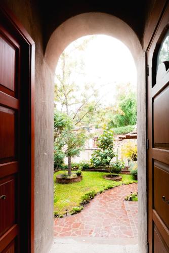 an archway leading into a yard with a garden at Casita Privada del Chan in Guanajuato