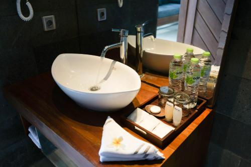 Kylpyhuone majoituspaikassa Bali Karma Sajtra Hotel