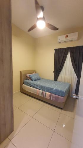 バンギにあるSouthville Stay @ Savanna Executive Suiteの天井ファン付きの客室のベッド1台分です。