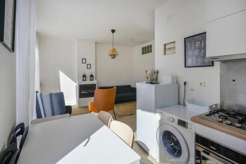 eine Küche mit Waschmaschine und Trockner im Zimmer in der Unterkunft Chic And Modern Apt 5 Min From The Beach in Marseille