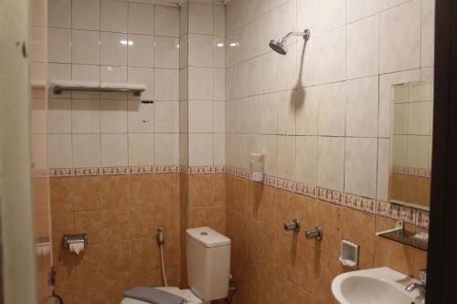 Ett badrum på Waigo Splash Hotel by Meliala