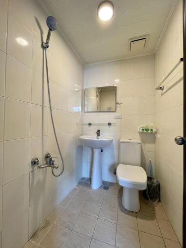a bathroom with a sink and a toilet and a shower at Febe旅日子 in Taichung