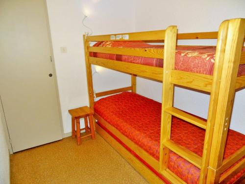 a pair of bunk beds in a room with a ladder at Appartement Les Deux Alpes, 2 pièces, 6 personnes - FR-1-516-2 in Les Deux Alpes