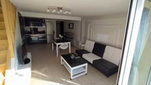 een woonkamer met een bank en een tafel bij Location maison in Réau
