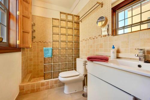Um banheiro em Bright And Spacious House In The South Of Tenerife