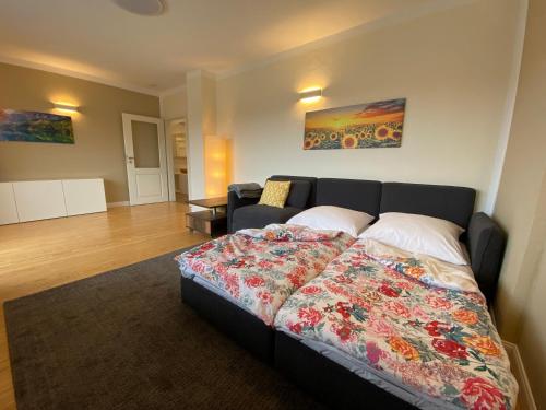 Postel nebo postele na pokoji v ubytování Neu!!! Netflix!!! Schöne Ferienwohnungen im grünen mit Top Ausstattung - nur 15 min bis Koblenz