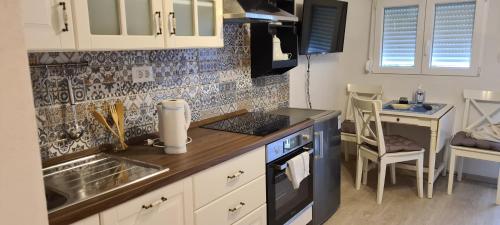 Una cocina o zona de cocina en Studio apartman Loreta