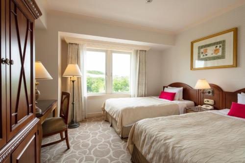 ein Hotelzimmer mit 2 Betten und einem Fenster in der Unterkunft Sendai Royal Park Hotel in Sendai