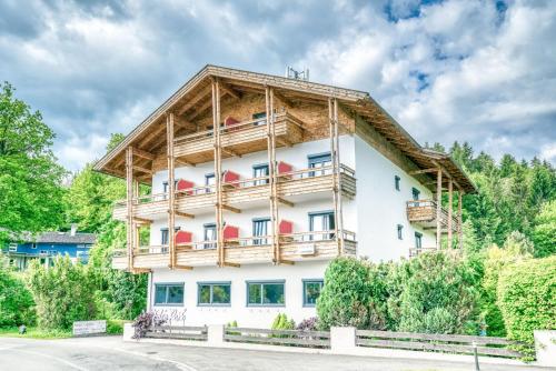 フェルデン・アム・ヴェルターゼーにあるHotel Eden Parkの木造屋根の白い大きな建物