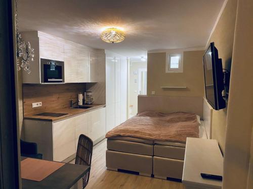 ein kleines Zimmer mit einem Bett und einer Küche in der Unterkunft Seerose in Westerland