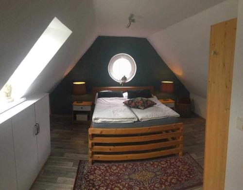 um quarto com uma cama num sótão em Higgen Adamla em Stedesdorf