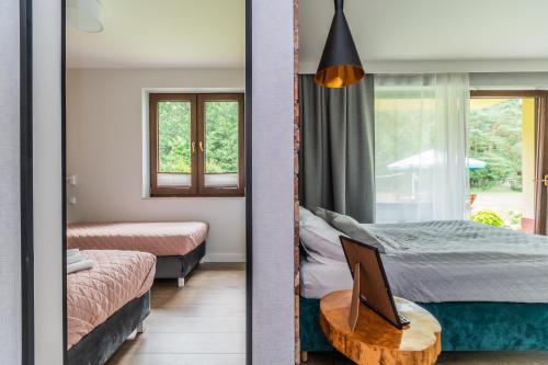 Ένα ή περισσότερα κρεβάτια σε δωμάτιο στο Apartamenty Gajówka- rowery, plac zabaw, sauna, jacuzzi