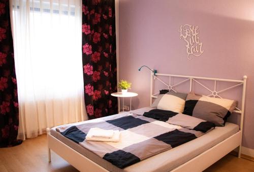 Säng eller sängar i ett rum på Griffn Properties Flora