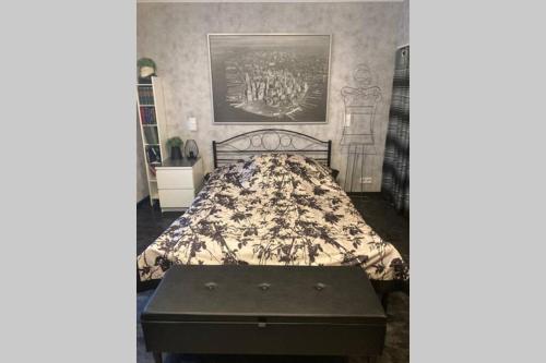 a bedroom with a bed and a table in it at Viktera Modernes Apartment mitten in der Stadt und doch sehr ruhig Zu Therme 2 Minuten in Bad Ems