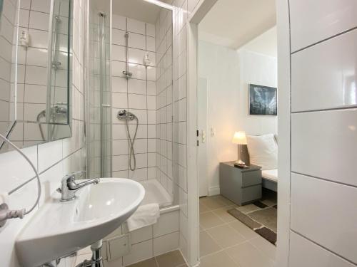 Kylpyhuone majoituspaikassa Sleep In Hamburg Kajüten