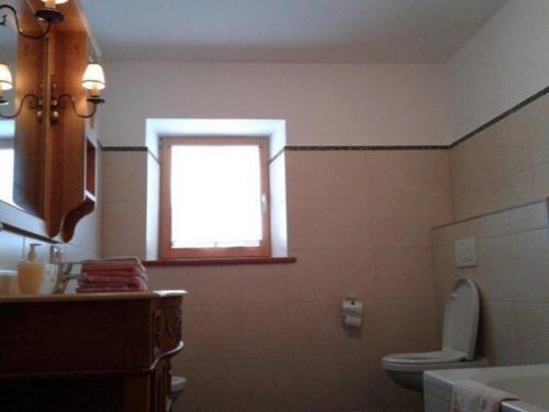 RottauにあるHaus Perlgut - Maraun Alessiaのバスルーム(トイレ付)、窓が備わります。