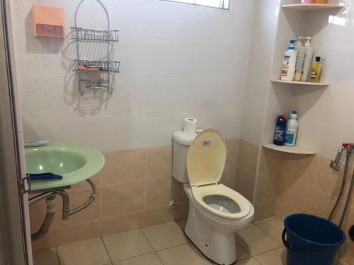 uma pequena casa de banho com WC e lavatório em BUKIT INDAH HOMESTAY em Bentong