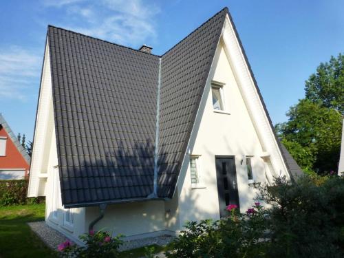 a house with solar panels on the roof at Ferienhaus Hagebutte in Quilitz