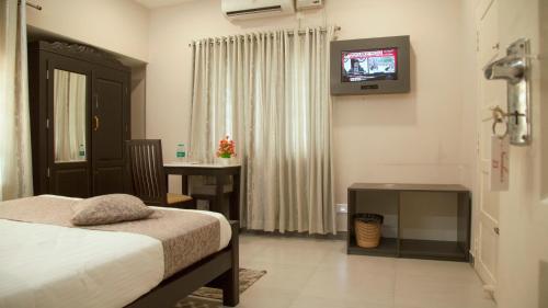 Televisyen dan/atau pusat hiburan di Nambiars Premium Heritage Hotel