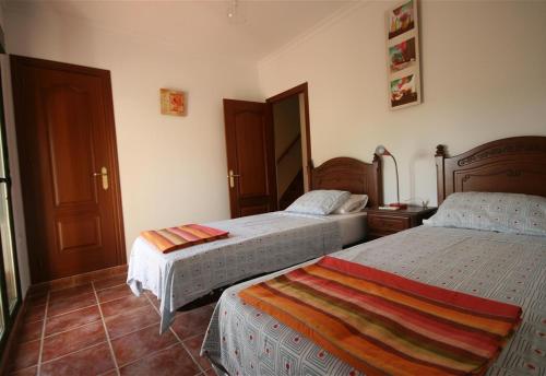 een hotelkamer met 2 bedden in een kamer bij Villa Los Pinos in Marchena