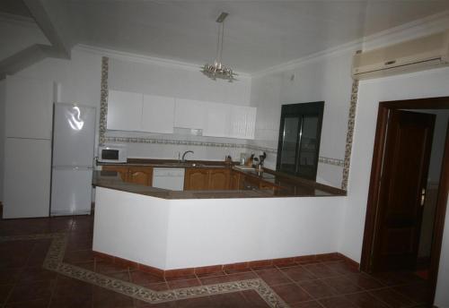 een keuken met een aanrecht en een koelkast bij Villa Los Pinos in Marchena
