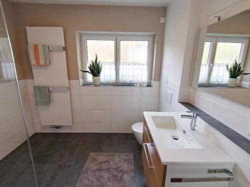 Bilik mandi di Ferienwohnung Leute