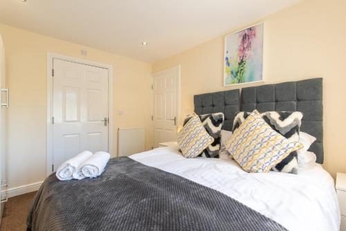sypialnia z dużym łóżkiem z dwoma ręcznikami w obiekcie Apartment 11 w mieście Worksop