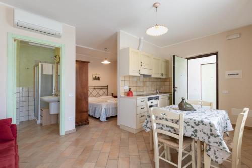 una cucina e una sala da pranzo con tavolo e bagno di Residence Casale Torrenova al Conero a Potenza Picena