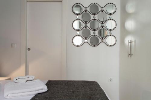 Habitación con cama con toallas y espejo. en For You Rentals Puerta del Sol Apartments PRE10B, en Madrid