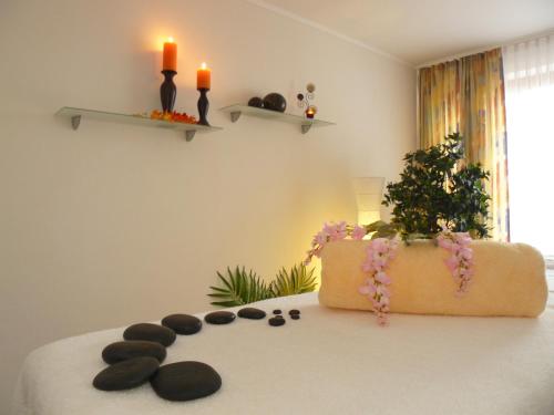 NiederwasserにあるHotel Schöne Aussichtの石のテーブル付きの部屋