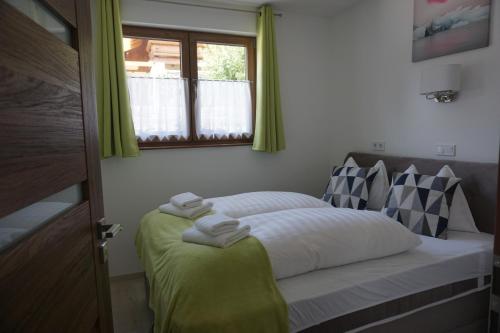 Una cama o camas en una habitación de Schneekristall