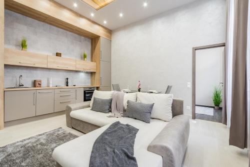 un soggiorno con divano e cucina di Central comfort suite for 6 by Oktogon a Budapest