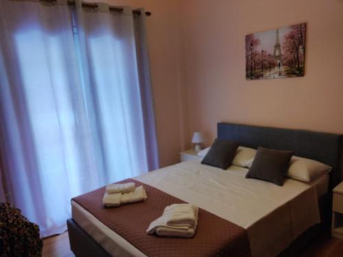 เตียงในห้องที่ Lovely Eleana Apartment in Corfu