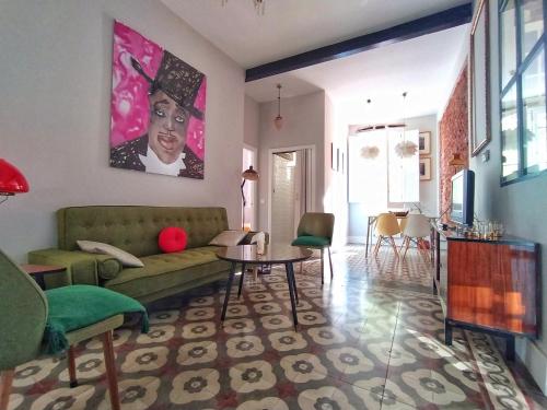 a living room with a couch and a table at La Casita Vintage in Madrid