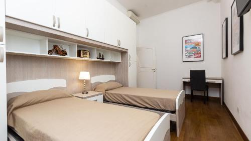 A bed or beds in a room at Cartari Rental in Rome Apartment