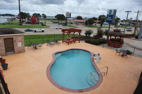 an empty swimming pool in a parking lot at Best Western Lake Conroe in Montgomery