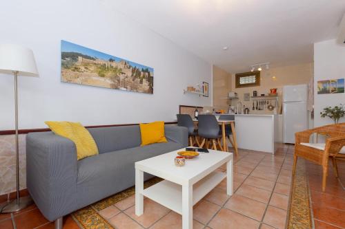 ein Wohnzimmer mit Sofa und Tisch in der Unterkunft La Casa Chica in La Cala de Mijas