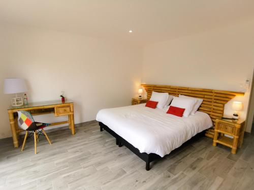 En eller flere senge i et værelse på Domaine des Bois Argentés