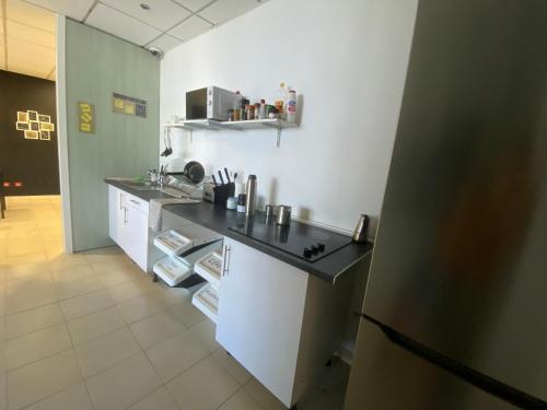 una pequeña cocina con encimera y fregadero en NC Hostel en Las Palmas de Gran Canaria