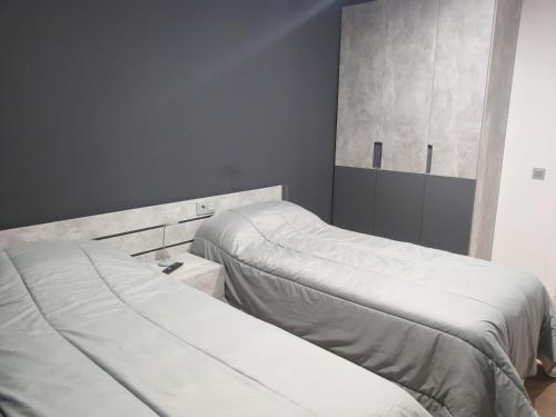 een kamer met 2 bedden in een kamer bij Apartamentos Hi Apartaments Santander 3000 in Maliaño