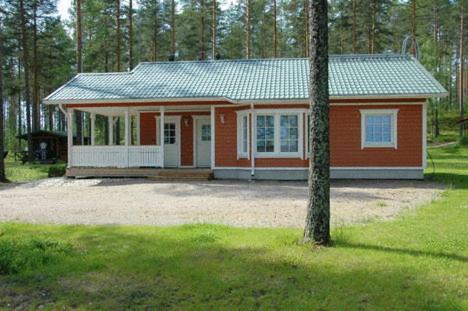 una piccola casa in mezzo a una foresta di Ruoke Holiday Village a Kesälahti