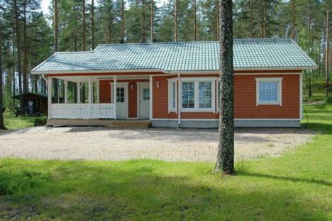 a small house in the middle of a forest at Ruoke Holiday Village in Kesälahti