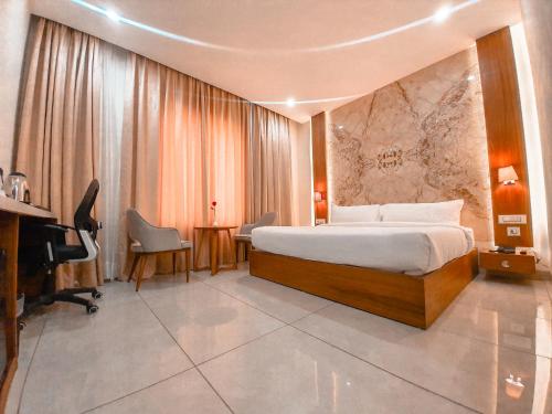 1 dormitorio con cama, escritorio y piano en HOTEL SUPERIA GRAND, en Zirakpur