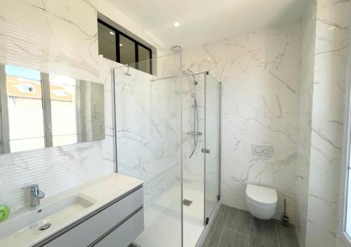 une salle de bain avec une douche, un lavabo et des toilettes dans l'établissement Viva Riviera Deluxe Top Floor 2 Bedrooms 2 Bathrooms, à Cannes