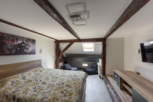 1 dormitorio con 1 cama y TV en la pared en Apart Hotel Fusion, en Chernivtsi