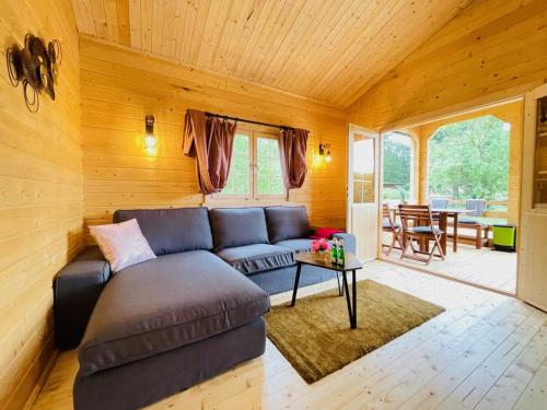 ein Wohnzimmer mit einem Sofa und einem Tisch in der Unterkunft Inselglück Usedom in Kamminke